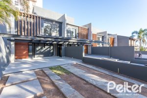 Casa à venda com 177m², 3 dormitórios, 3 suítes, 4 vagas, no bairro Tristeza em Porto Alegre