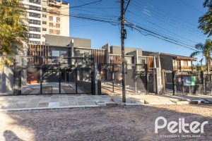 Casa à venda com 177m², 3 dormitórios, 3 suítes, 4 vagas, no bairro Tristeza em Porto Alegre