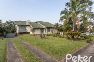 Casa em Condomínio à venda com 450m², 3 dormitórios, 1 suíte, 6 vagas, no bairro Cavalhada em PORTO ALEGRE