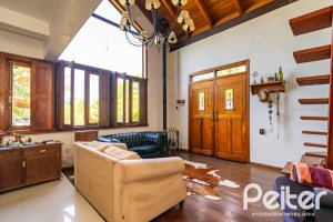 Casa à venda com 210m², 3 dormitórios, 3 suítes, 3 vagas, no bairro Ponta Grossa em Porto Alegre