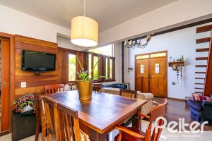 Casa à venda com 210m², 3 dormitórios, 3 suítes, 3 vagas, no bairro Ponta Grossa em Porto Alegre