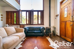 Casa à venda com 210m², 3 dormitórios, 3 suítes, 3 vagas, no bairro Ponta Grossa em Porto Alegre