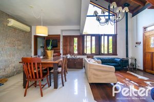 Casa à venda com 210m², 3 dormitórios, 3 suítes, 3 vagas, no bairro Ponta Grossa em Porto Alegre