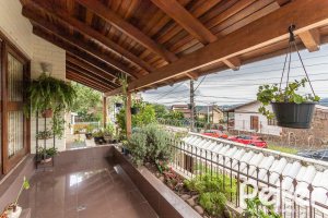 Casa à venda com 238m², 4 dormitórios, 1 suíte, 2 vagas, no bairro Ipanema em Porto Alegre