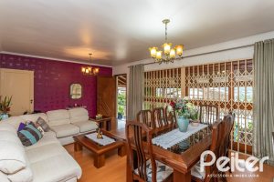 Casa à venda com 238m², 4 dormitórios, 1 suíte, 2 vagas, no bairro Ipanema em Porto Alegre