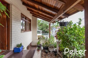 Casa à venda com 238m², 4 dormitórios, 1 suíte, 2 vagas, no bairro Ipanema em Porto Alegre