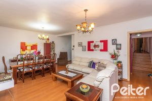 Casa à venda com 238m², 4 dormitórios, 1 suíte, 2 vagas, no bairro Ipanema em Porto Alegre