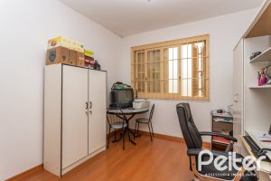 Casa à venda com 238m², 4 dormitórios, 1 suíte, 2 vagas, no bairro Ipanema em Porto Alegre