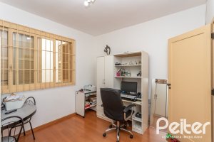 Casa à venda com 238m², 4 dormitórios, 1 suíte, 2 vagas, no bairro Ipanema em Porto Alegre