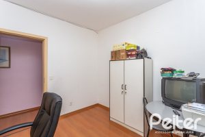 Casa à venda com 238m², 4 dormitórios, 1 suíte, 2 vagas, no bairro Ipanema em Porto Alegre