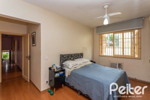 Casa à venda com 238m², 4 dormitórios, 1 suíte, 2 vagas, no bairro Ipanema em Porto Alegre