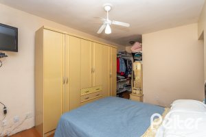 Casa à venda com 238m², 4 dormitórios, 1 suíte, 2 vagas, no bairro Ipanema em Porto Alegre