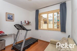 Casa à venda com 238m², 4 dormitórios, 1 suíte, 2 vagas, no bairro Ipanema em Porto Alegre