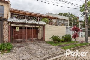 Casa à venda com 238m², 4 dormitórios, 1 suíte, 2 vagas, no bairro Ipanema em Porto Alegre