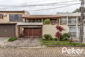 Casa à venda com 238m², 4 dormitórios, 1 suíte, 2 vagas, no bairro Ipanema em Porto Alegre