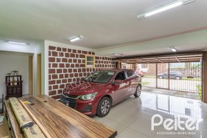 Casa à venda com 238m², 4 dormitórios, 1 suíte, 2 vagas, no bairro Ipanema em Porto Alegre