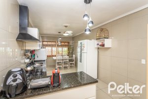 Casa à venda com 238m², 4 dormitórios, 1 suíte, 2 vagas, no bairro Ipanema em Porto Alegre