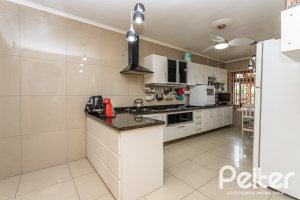 Casa à venda com 238m², 4 dormitórios, 1 suíte, 2 vagas, no bairro Ipanema em Porto Alegre