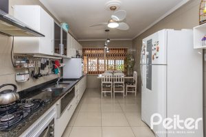 Casa à venda com 238m², 4 dormitórios, 1 suíte, 2 vagas, no bairro Ipanema em Porto Alegre