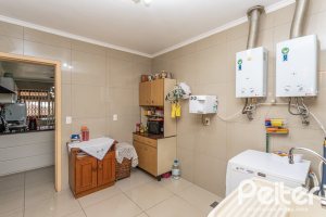 Casa à venda com 238m², 4 dormitórios, 1 suíte, 2 vagas, no bairro Ipanema em Porto Alegre