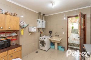 Casa à venda com 238m², 4 dormitórios, 1 suíte, 2 vagas, no bairro Ipanema em Porto Alegre