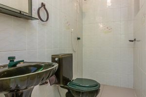 Casa à venda com 238m², 4 dormitórios, 1 suíte, 2 vagas, no bairro Ipanema em Porto Alegre