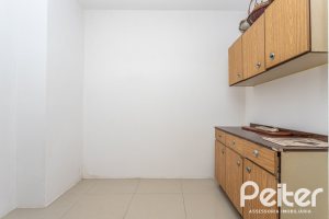 Casa à venda com 238m², 4 dormitórios, 1 suíte, 2 vagas, no bairro Ipanema em Porto Alegre
