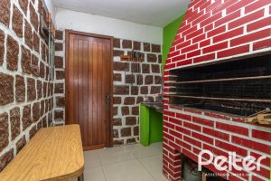 Casa à venda com 238m², 4 dormitórios, 1 suíte, 2 vagas, no bairro Ipanema em Porto Alegre