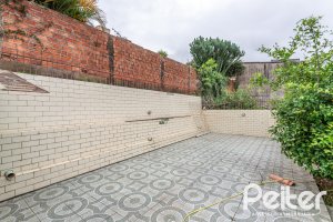 Casa à venda com 238m², 4 dormitórios, 1 suíte, 2 vagas, no bairro Ipanema em Porto Alegre