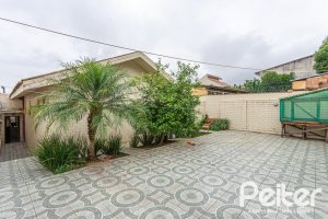 Casa à venda com 238m², 4 dormitórios, 1 suíte, 2 vagas, no bairro Ipanema em Porto Alegre