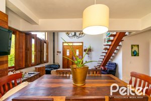 Sítio à venda com 210m², 3 dormitórios, 3 suítes, 3 vagas, no bairro Ponta Grossa em Porto Alegre