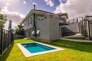 Casa à venda com 210m², 3 dormitórios, 2 suítes, 2 vagas, no bairro Jardim Isabel em Porto Alegre