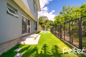 Casa à venda com 210m², 3 dormitórios, 2 suítes, 2 vagas, no bairro Jardim Isabel em Porto Alegre