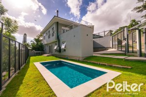 Casa à venda com 210m², 3 dormitórios, 2 suítes, 2 vagas, no bairro Jardim Isabel em Porto Alegre