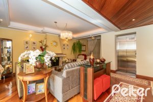 Casa à venda com 321m², 4 dormitórios, 1 suíte, 4 vagas, no bairro Vila Assunção em Porto Alegre