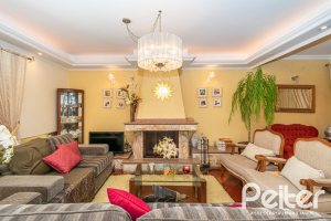 Casa à venda com 321m², 4 dormitórios, 1 suíte, 4 vagas, no bairro Vila Assunção em Porto Alegre