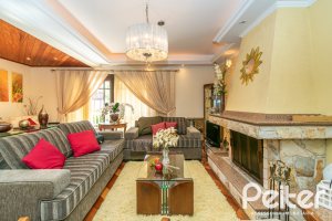 Casa à venda com 321m², 4 dormitórios, 1 suíte, 4 vagas, no bairro Vila Assunção em Porto Alegre