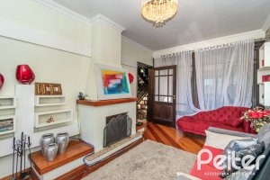 Casa à venda com 321m², 4 dormitórios, 1 suíte, 4 vagas, no bairro Vila Assunção em Porto Alegre