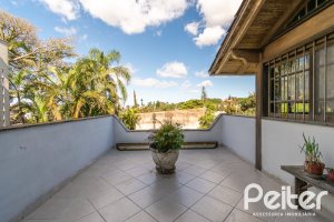 Casa à venda com 321m², 4 dormitórios, 1 suíte, 4 vagas, no bairro Vila Assunção em Porto Alegre