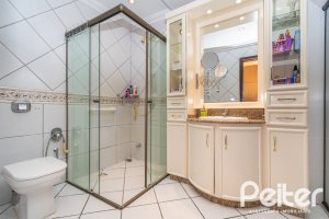 Casa à venda com 321m², 4 dormitórios, 1 suíte, 4 vagas, no bairro Vila Assunção em Porto Alegre