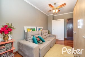 Casa à venda com 321m², 4 dormitórios, 1 suíte, 4 vagas, no bairro Vila Assunção em Porto Alegre