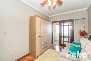 Casa à venda com 321m², 4 dormitórios, 1 suíte, 4 vagas, no bairro Vila Assunção em Porto Alegre