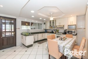 Casa à venda com 321m², 4 dormitórios, 1 suíte, 4 vagas, no bairro Vila Assunção em Porto Alegre