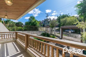 Casa à venda com 321m², 4 dormitórios, 1 suíte, 4 vagas, no bairro Vila Assunção em Porto Alegre