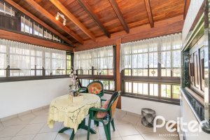 Casa à venda com 321m², 4 dormitórios, 1 suíte, 4 vagas, no bairro Vila Assunção em Porto Alegre