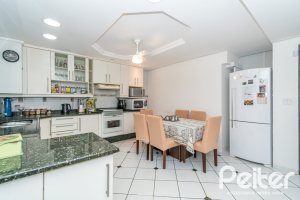 Casa à venda com 321m², 4 dormitórios, 1 suíte, 4 vagas, no bairro Vila Assunção em Porto Alegre