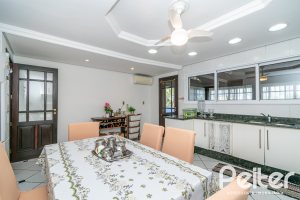 Casa à venda com 321m², 4 dormitórios, 1 suíte, 4 vagas, no bairro Vila Assunção em Porto Alegre