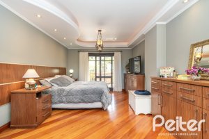 Casa à venda com 321m², 4 dormitórios, 1 suíte, 4 vagas, no bairro Vila Assunção em Porto Alegre