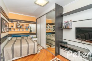 Casa à venda com 321m², 4 dormitórios, 1 suíte, 4 vagas, no bairro Vila Assunção em Porto Alegre