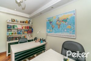 Casa à venda com 321m², 4 dormitórios, 1 suíte, 4 vagas, no bairro Vila Assunção em Porto Alegre